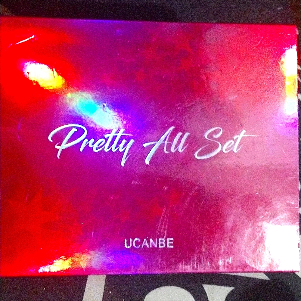 🌺Pretty All Set🌺 3 page book eyeshadow palette NWOT